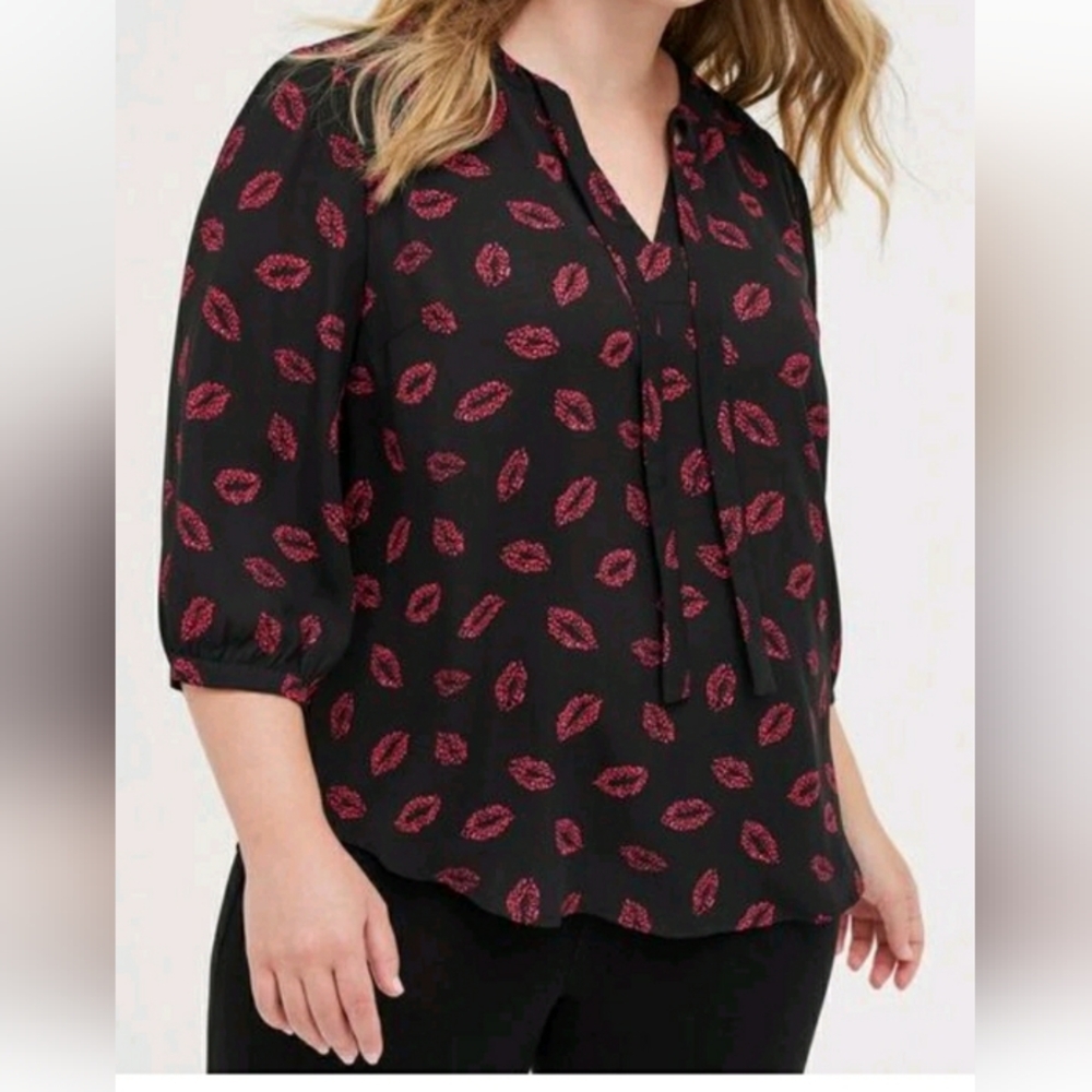 Size 0 Torrid Large Black Blouse Georgette Harper Work top Shirt Leopard Lips 💋